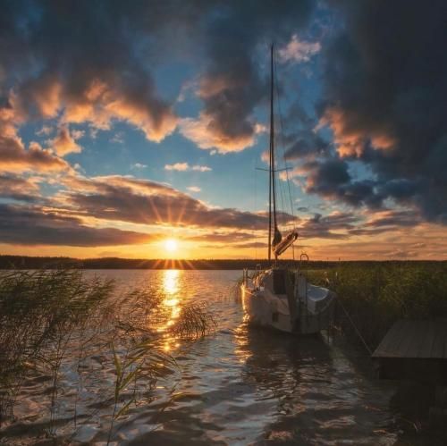  ‫میخوابم رو مبل چون که تختم بی تو فان نی