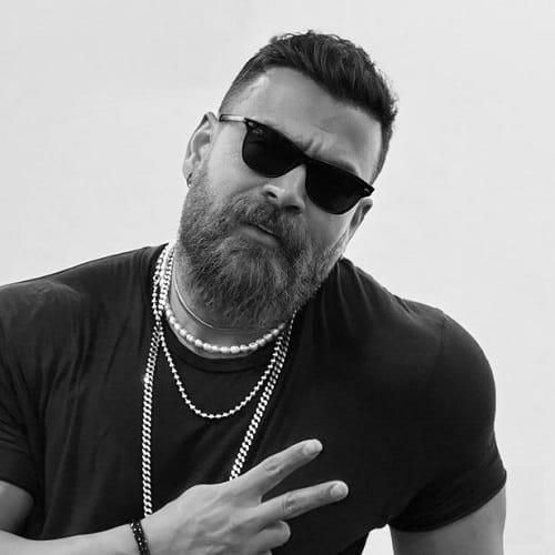 معین زد اینکه من عاشقتم خب به کسی چه کی میخواد