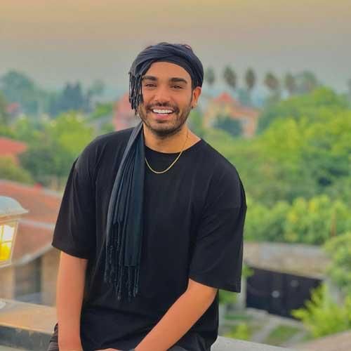 سینا درخشنده ﻋﻄﺮ ﺗﻮ رو ﻧﺒﺾ ﻣﻨﻪ ﻫﻤﻴﺸﻪ آﺧﻪ ﻛﺴﻰ