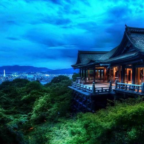 چهار صبح یاد تو میمونم عزیزم با یه بغض واسه تو میخونم همینم