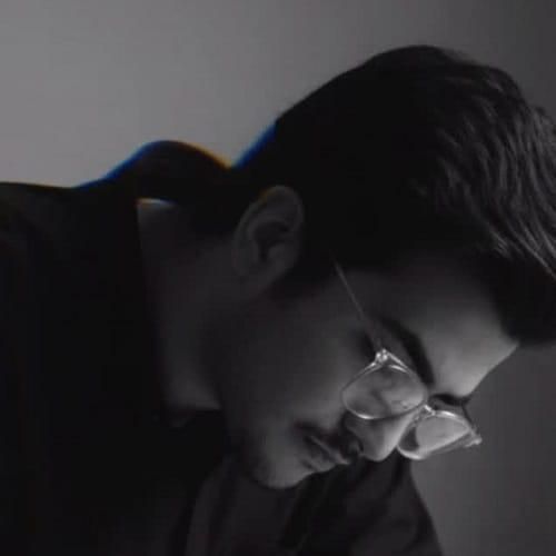 اهورا غمگینم مثل معتاده رو به ترک